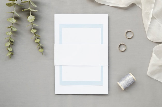 Photo gratuite invitation de mariage minimaliste avec anneaux