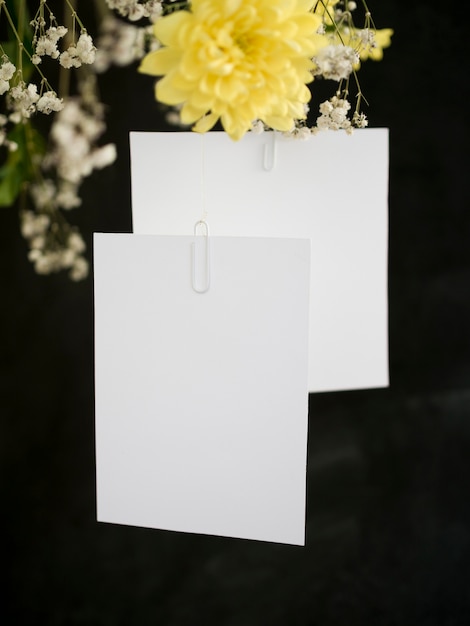 Photo gratuite invitation de mariage sertie de fleurs