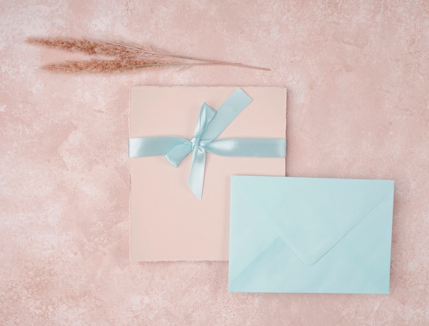 Invitation de mariage vue de dessus avec enveloppe bleue