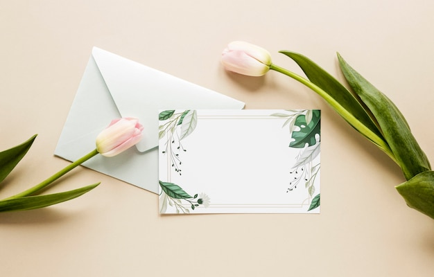 Invitation de mariage vue de dessus avec des tulipes à côté