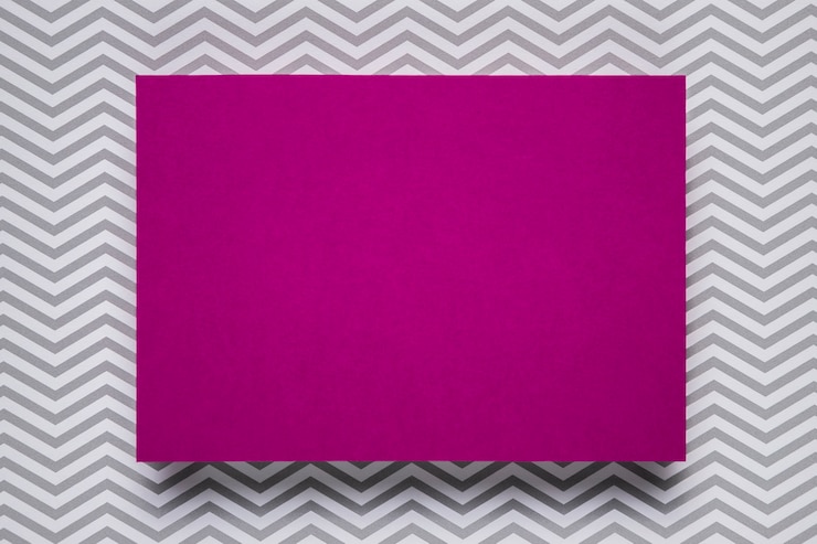 Photo gratuit invitation mauve avec fond monochrome
