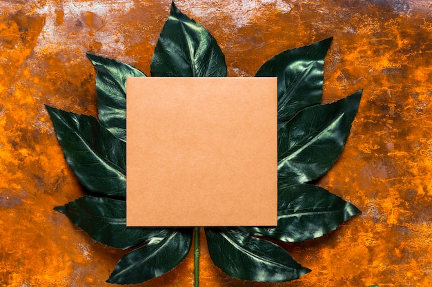 Photo gratuite invitation orange sur feuille verte