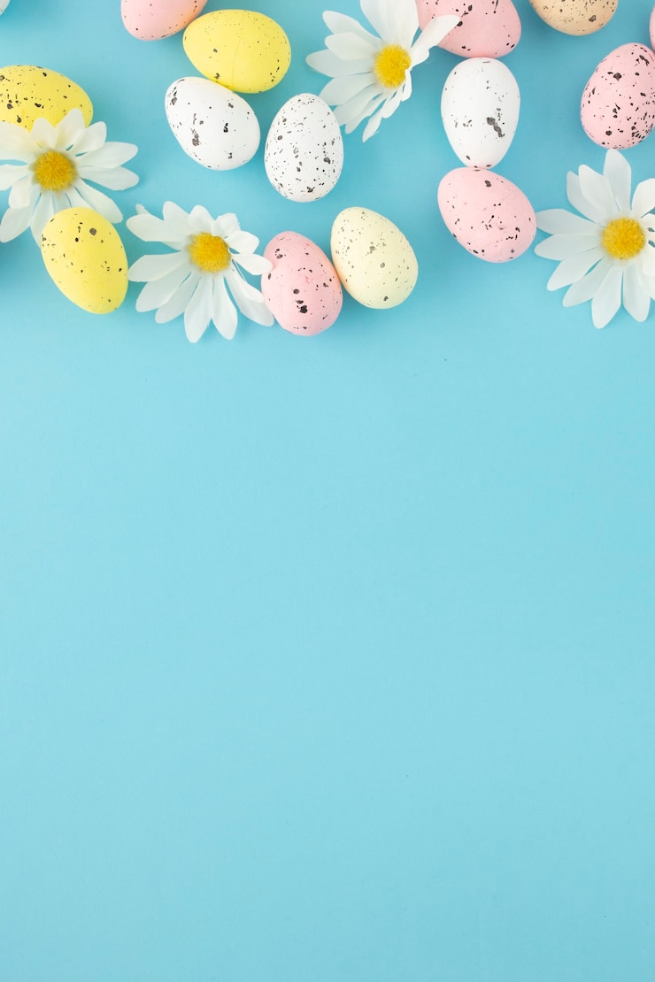 Photo gratuit invitation de pâques avec des oeufs et des marguerites sur fond bleu avec espace copie