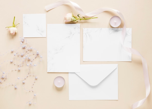 Photo gratuite invitations de mariage élégantes vue de dessus