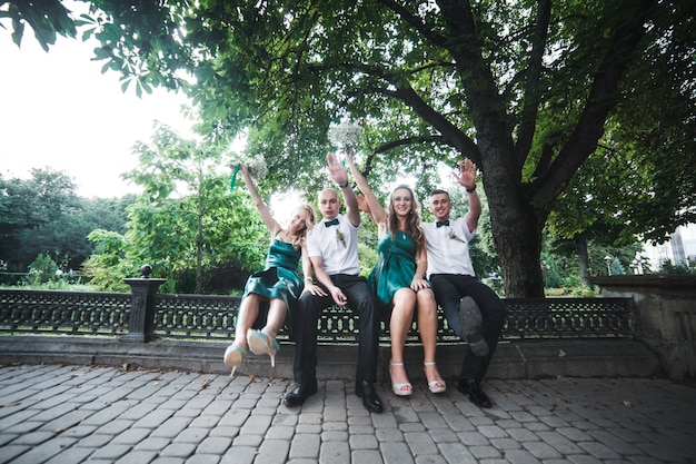 Invités de mariage excités dans le parc