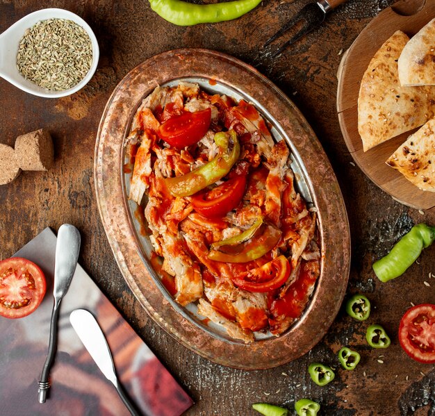 Iskender kebab sur la vue de dessus de table