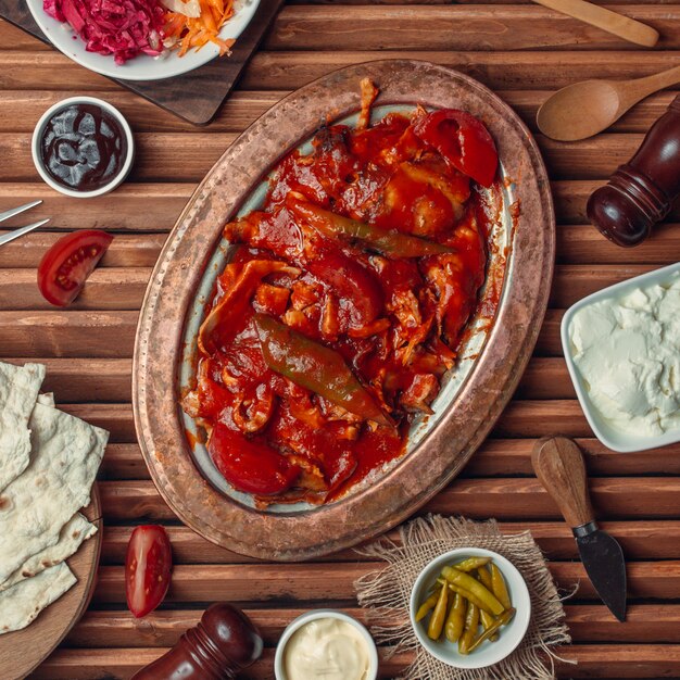 iskender kebab sur la vue de dessus de table