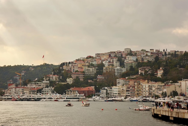 Istanbul Turquie 11 décembre 2017 Belle vue panoramique d'Istanbul de la mer à la ligne côtière avec des bateaux rues de bâtiments anciens avec des gens