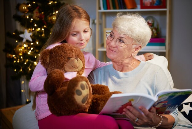 J'adore passer du temps avec ma grand-mère et mon ours en peluche