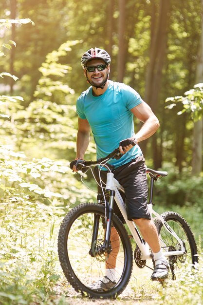 J'adore rouler dans la forêt