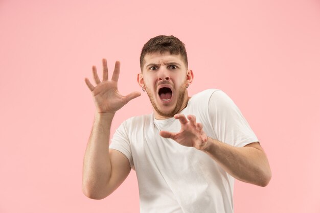 J'ai peur. La frayeur. Portrait de l'homme effrayé. Homme d'affaires debout isolé sur fond de studio rose à la mode. portrait de demi-longueur masculine. Émotions humaines, concept d'expression faciale