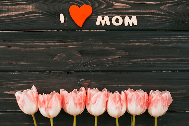 J&#39;aime l&#39;inscription de maman avec des tulipes sur la table