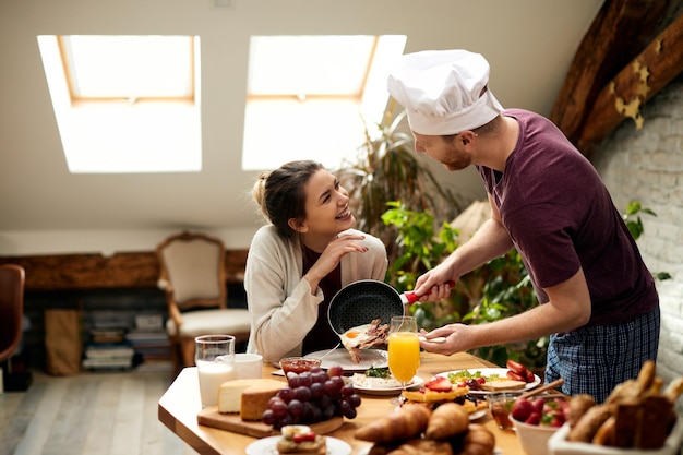 Photo gratuite j'aime quand tu cuisines pour moi