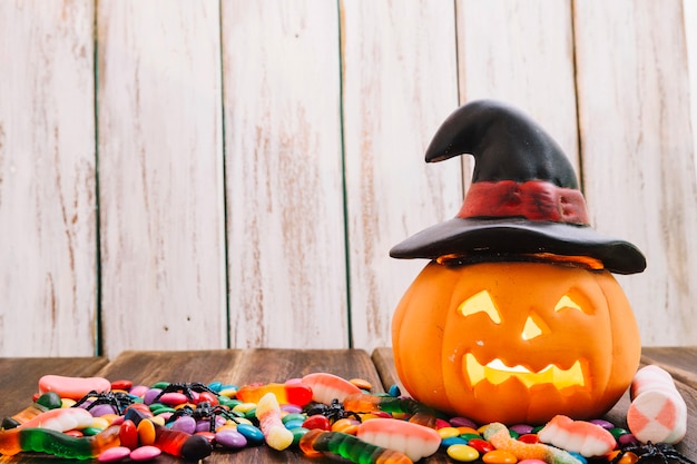 Photo gratuite jack-o-lantern en chapeau sorcier