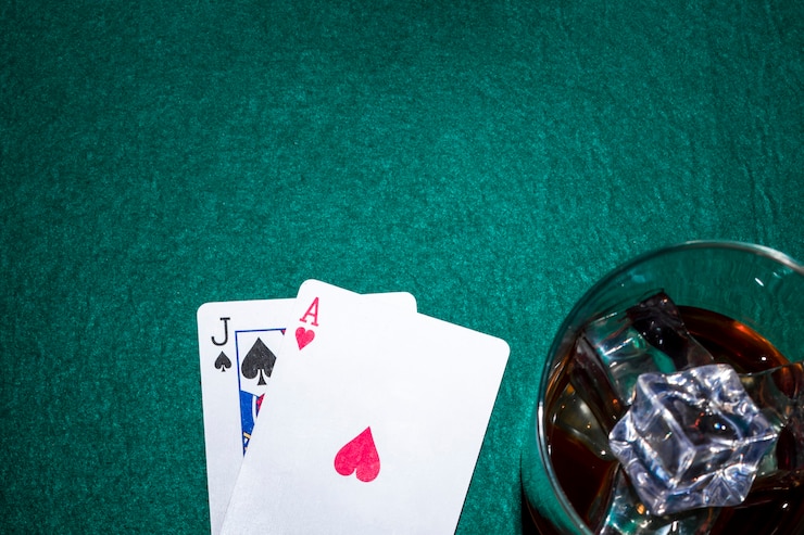 Photo gratuit jack de pique et coeur ace carte à jouer avec verre à whisky sur la table de poker