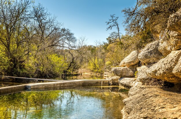 Jacob "s well est une source karstique pérenne dans le pays de Texas Hill