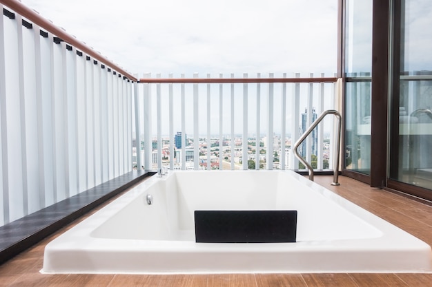 Photo gratuite jacuzzi sur la terrasse