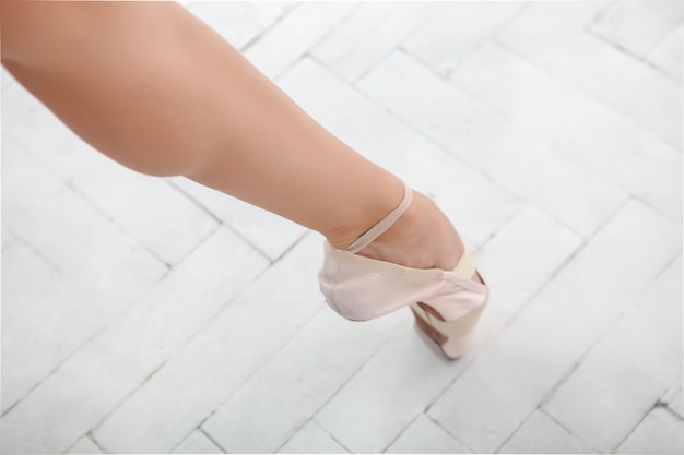 Photo gratuite jambe d'une ballerine sur blanc