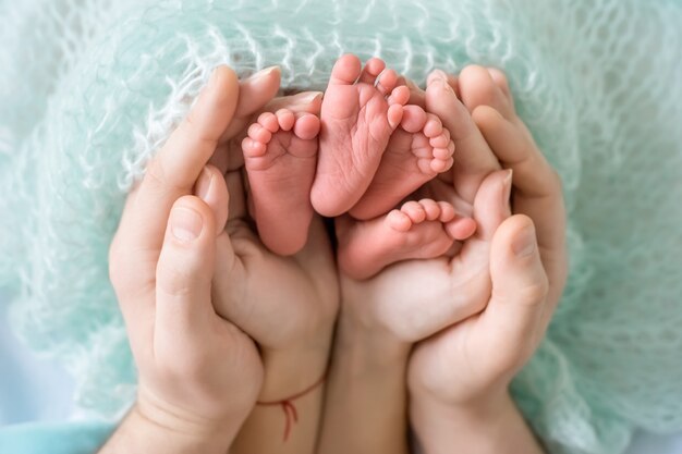 Gros Plan Maman Jouer Bebe Pieds Photo Gratuite