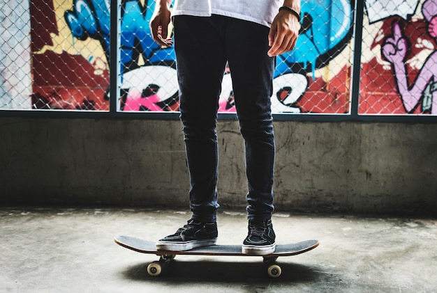 Jambes debout sur une planche à roulettes