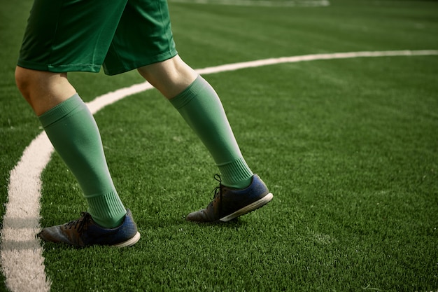 Photo gratuite les jambes du joueur de football soccer