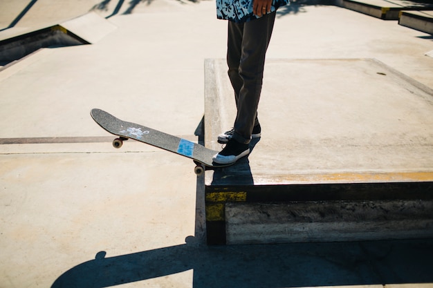 Les jambes du patineur prêtes à faire un tour