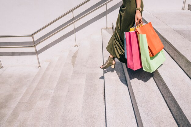 Jambes femelles avec sacs à provisions en bas