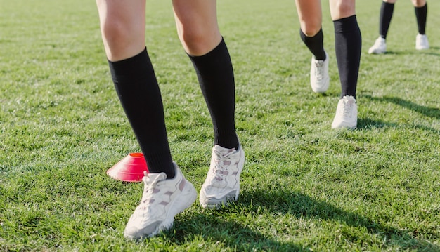 Jambes féminines traversant des cônes