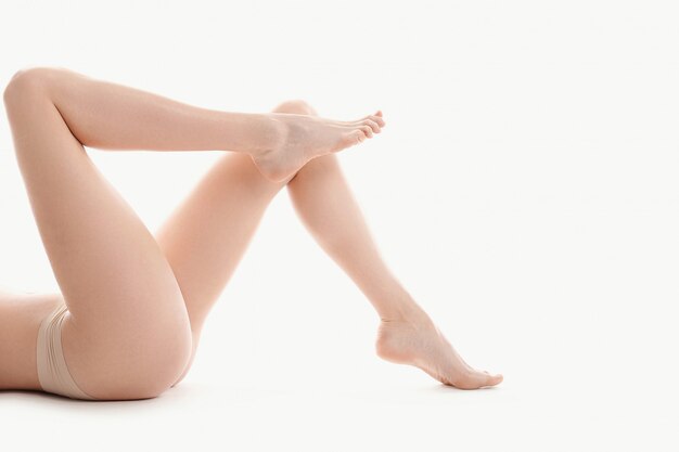 jambes de femmes nues, concept de soins du corps de la peau