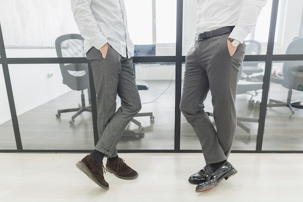 Photo gratuite jambes de gens d'affaires au bureau