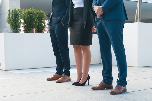 Jambes de gens d'affaires debout sur un porche empilés