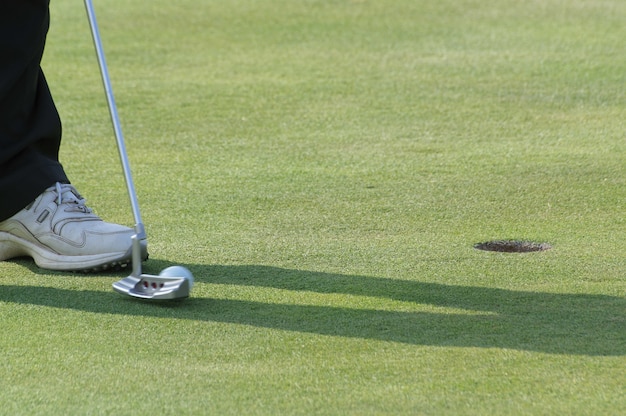 Jambes d'une personne jouant au golf sur le terrain