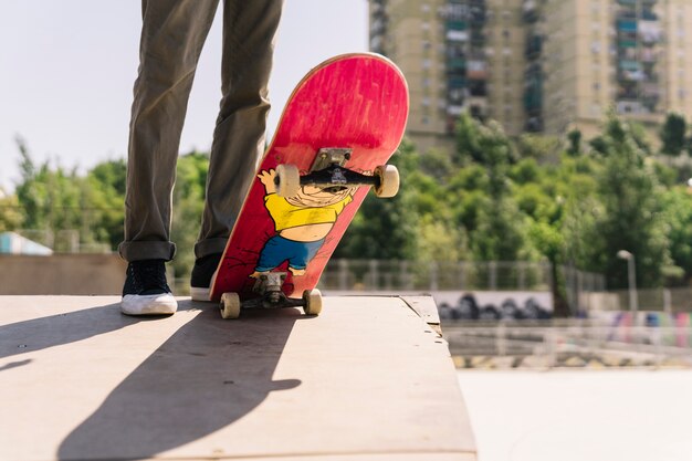 Jambes et planche à roulettes