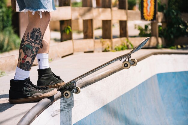 Jambes de la préparation du skateboarder