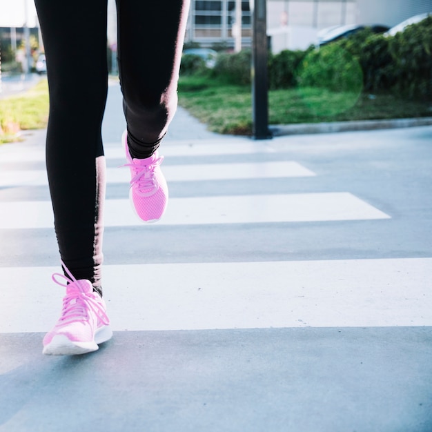 Jambes de récolte sprinter sur le passage pour piétons