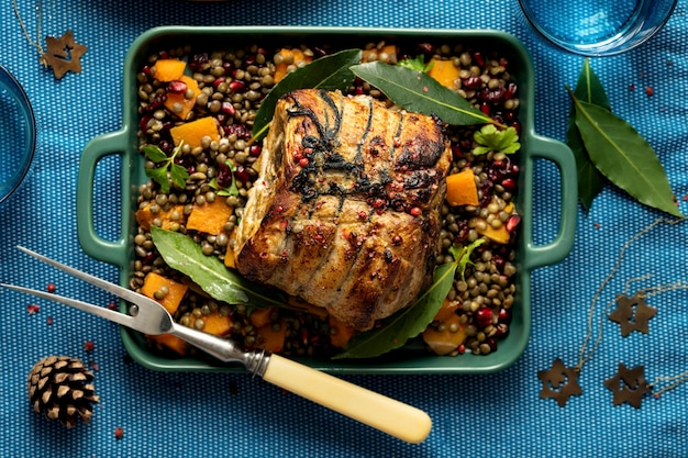 Jambon de Noël rôti avec photographie culinaire grenade et lentilles