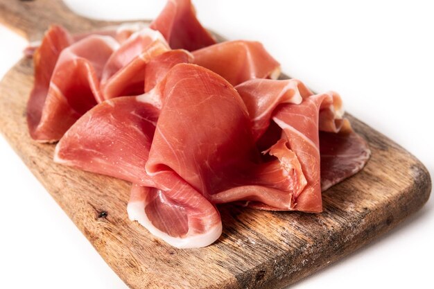 Jambon serrano espagnol sur planche à découper isolé sur fond blanc