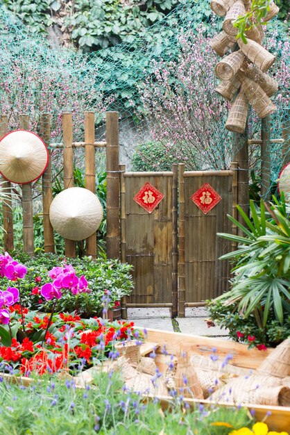 jardin chinois avec des fleurs colorées