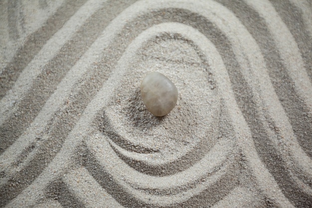 jardin zen avec du sable ratissé et de la pierre