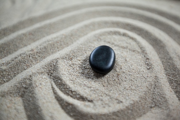 jardin zen avec du sable ratissé et de la pierre