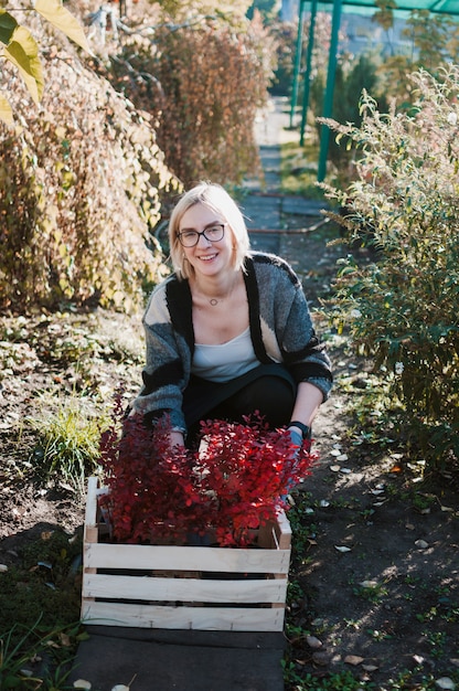 Photo gratuite jardinier avec boîte