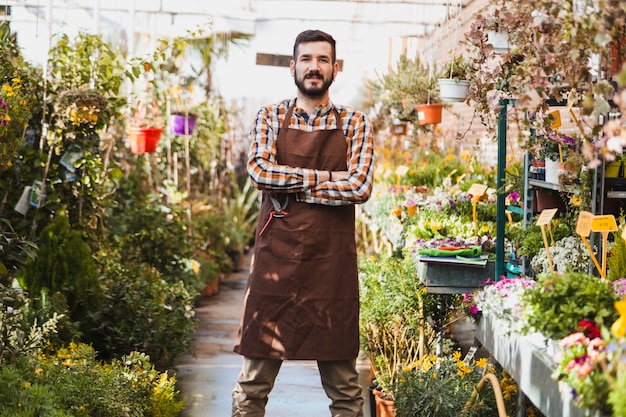 Jardinier confiant en serre