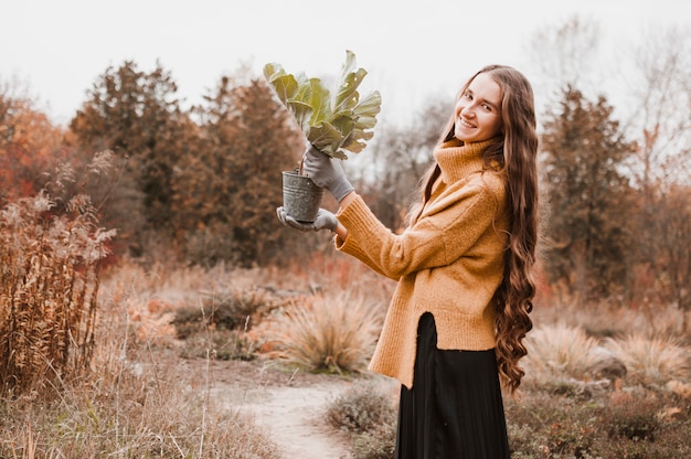 Photo gratuite jardinier dans la forêt