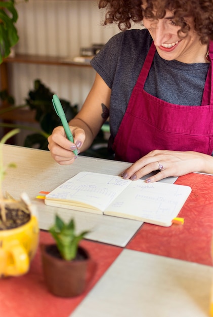 Jardinier écrit quelque chose dans son cahier