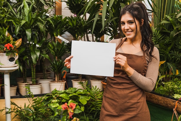 Photo gratuite jardinier mignon avec feuille de papier