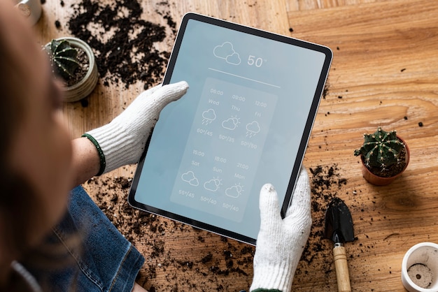 Photo gratuite jardinier regardant une prévision d'eau