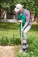 Photo gratuite le jardinier s'occupe du jardin au printemps