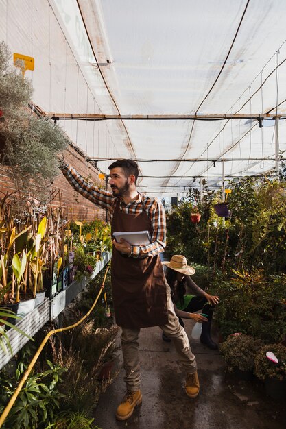 Jardiniers inspectant des fleurs