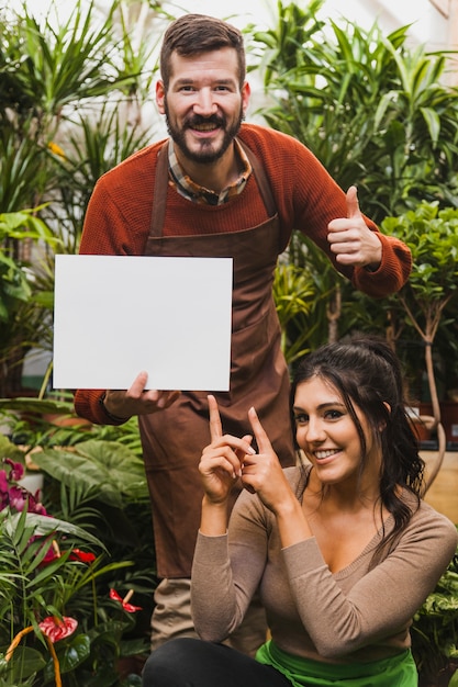 Jardiniers joyeux avec une feuille de papier