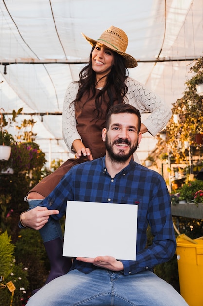 Jardiniers pointant sur une feuille de papier